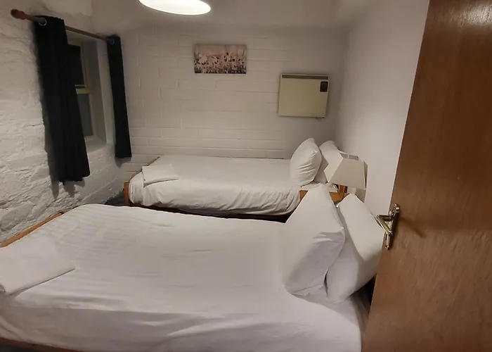 Crew's Apartment *